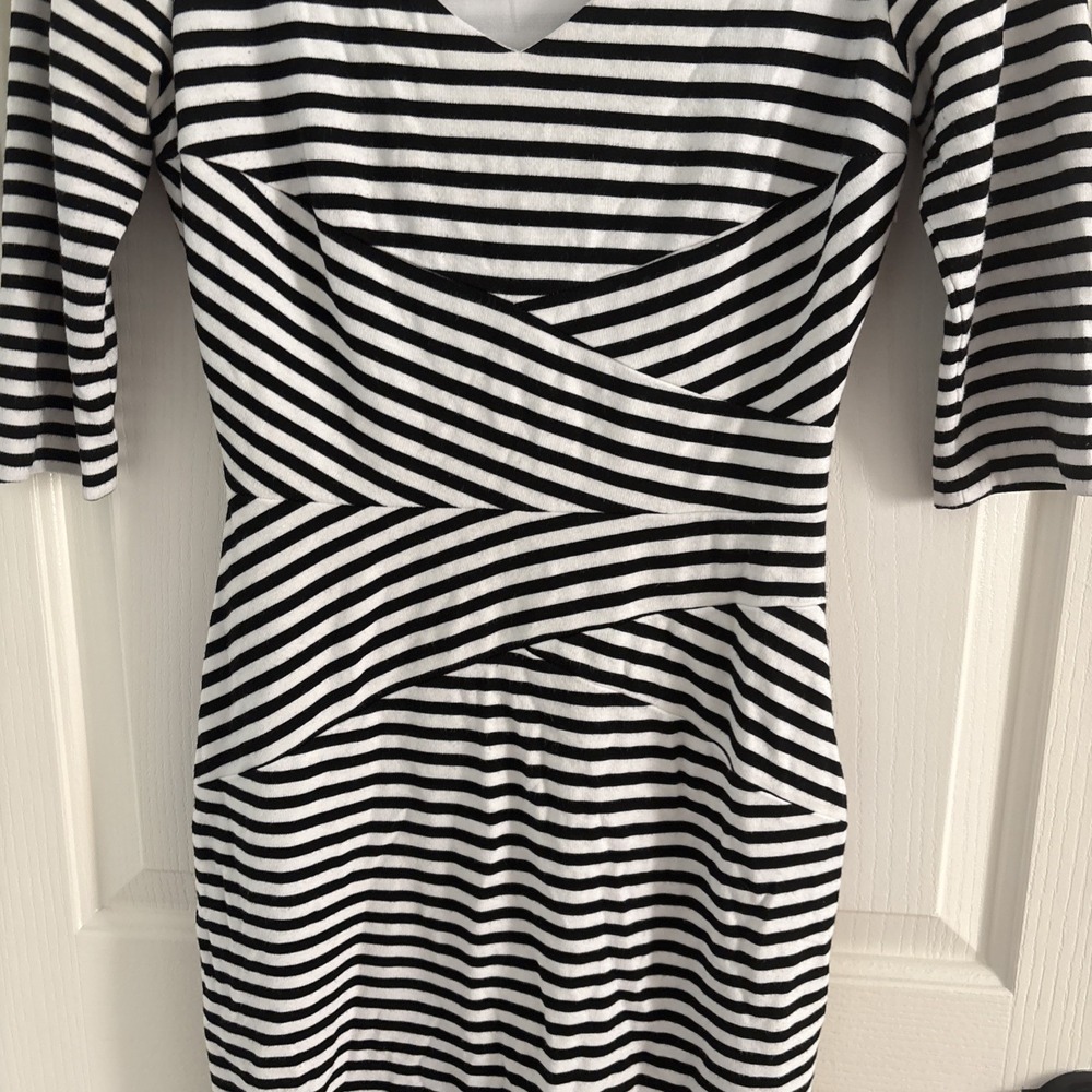 Antonio Melani Black/Ivory Striped Sheath V-Neck 3/4 Sleeve Knee Dress Size 2 - Picture 3 of 7